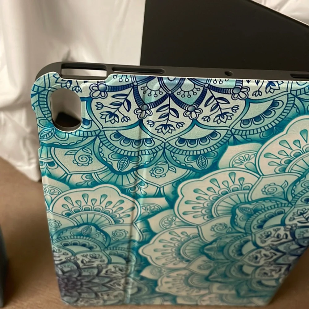 NWT Apple iPad cover, 5th generation 2020-2022. Never been used. Fits 10.9 inch.